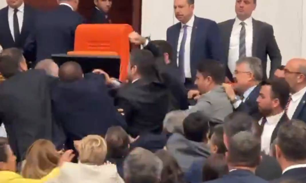 Alpay Özalan'ın Ahmet Şık'a saldırıp kaçmasının yakın görüntüleri ortaya çıktı - Resim: 15